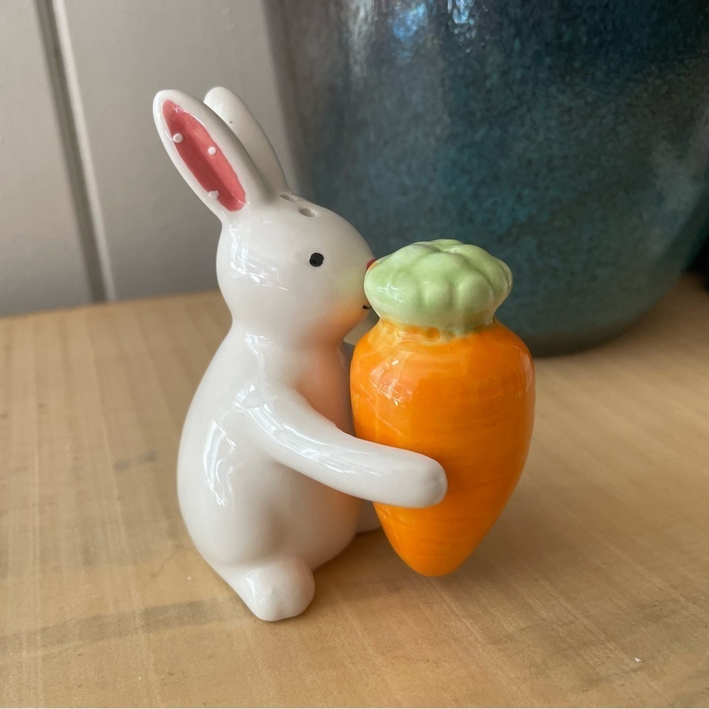LAST CHANCE Cute Bunny Carrot Salt Pepper Shakers Stacking Kitchen Dining Decor - Picture 10 of 10
